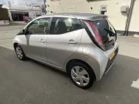 Usado Toyota Aygo X-play 68 CV (50 kW) 2017 Plateado Utilitario