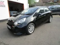 Usado Kia Rio Air 84 CV (61 kW) 2017 Negro Utilitario
