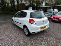 Used Renault Clio II 2010 White Hatchback