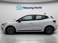 Begagnad Renault Clio V Evolution 145 HK (106 kW) 2023 Vit Halvkombi