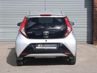 Usado Toyota Aygo X-plore 72 HP (52 kW) 2019 Prateado Citadino