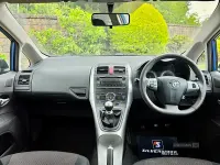Used Toyota Auris SR 132 HP (97 kW) 2011 Blue Hatchback