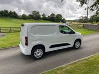 Second-hand Vauxhall Combo 130 CP (95 kW) 2024 Alb Monovolum