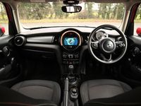 Begagnad Mini Cooper Classic 136 HK (100 kW) 2019 Röd Halvkombi