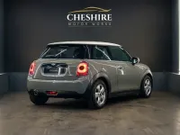 Usado Mini Cooper D Hatch 116 HP (85 kW) 2018 Cinzento Citadino