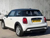 Usado Mini Cooper Classic 134 HP (98 kW) 2023 Branco Citadino