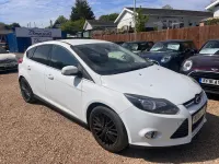 Begagnad Ford Focus Zetec 125 HK (91 kW) 2014 Vit Halvkombi