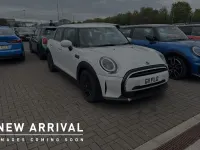Usado Mini Cooper Classic 134 HP (98 kW) 2023 Branco Citadino