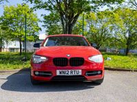Begagnad BMW 120 Sport Line 184 HK (135 kW) 2012 Röd Halvkombi