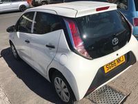 Gebraucht Toyota Aygo x-press 69 PS (50 kW) 2015 Weiß Kleinwagen