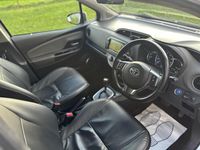 Used Toyota Yaris Hybrid Sport 101 HP (74 kW) 2015 White Hatchback