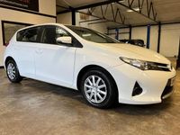 Used Toyota Auris Active 90 HP (66 kW) 2014 White Hatchback