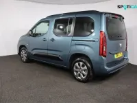 Begagnad Vauxhall Combo Ultimate 100 kW (136 HK) 2024 Blå Minibuss