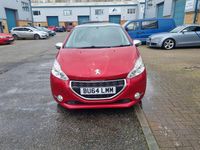Używany Peugeot 208 Style 82 KM (60 kW) 2014 Czerwony Hatchback