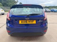 Usado Ford Fiesta Zetec 82 HP (60 kW) 2016 Azul Citadino