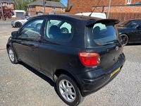 Begagnad Toyota Yaris 2005 Svart Halvkombi