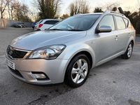Begagnad Kia Ceed 2011 Silver Halvkombi