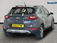 Käytetty Kia Stonic 100 HP (73 kW) 2023 Harmaa Katumaasturi