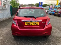 Begagnad Toyota Yaris 99 HK (72 kW) 2012 Röd Halvkombi
