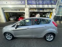 Usado Ford Fiesta Zetec 96 HP (70 kW) 2012 Prateado Citadino