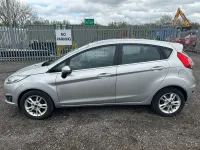 Usado Ford Fiesta Zetec 82 HP (60 kW) 2016 Prateado Citadino
