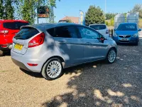 Begagnad Ford Fiesta Titanium 70 HK (51 kW) 2011 Silver Halvkombi
