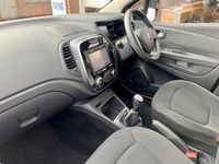 Used Renault Captur Iconic 90 HP (66 kW) 2018 Orange SUV