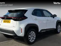 Used Toyota Yaris Hybrid 116 HP (85 kW) 2024 Pure white (solid paint) Estate