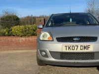 Usado Ford Fiesta Ghia 79 HP (58 kW) 2007 Prateado Citadino