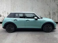 Begagnad Mini Cooper Exclusive 2024 Grön Halvkombi