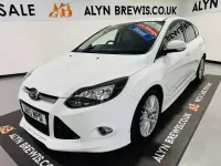 Begagnad Ford Focus Zetec 163 HK (119 kW) 2013 Vit Halvkombi