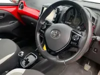 Usado Toyota Aygo x-style 69 HP (50 kW) 2017 Vermelho Citadino