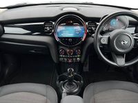 Usado Mini Cooper Classic 134 HP (98 kW) 2023 Prateado Citadino
