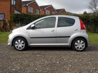 Begagnad Peugeot 107 68 HK (50 kW) 2005 Silver Halvkombi