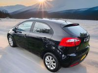 Usado Kia Rio 85 CV (62 kW) 2014 Negro Utilitario