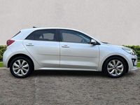Begagnad Kia Rio 2023 Silver Halvkombi