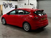 Used Ford Focus Zetec 115 HP (84 kW) 2014 Red Hatchback