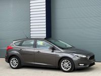 Usado Ford Focus Zetec 125 HP (91 kW) 2015 Cinzento Citadino