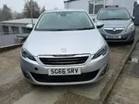 Usado Peugeot 308 Allure 120 CV (88 kW) 2016 Plateado Utilitario