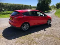 Usado Ford Focus Zetec 115 HP (84 kW) 2013 Vermelho Citadino