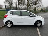 Used Kia Venga 89 HP (65 kW) 2015 White Hatchback