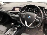 Usado BMW 118 Comfort Edition 140 CV (102 kW) 2020 Blanco Utilitario
