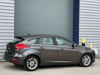 Usado Ford Focus Zetec 125 HP (91 kW) 2015 Cinzento Citadino