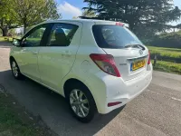 Begagnad Toyota Yaris 101 HK (74 kW) 2013 Vit Halvkombi