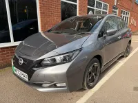 Begagnad Nissan Leaf Acenta 110 kW (150 HK) 2022 Grå Halvkombi