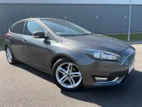 Usado Ford Focus Titanium 125 CV (91 kW) 2017 Gris Utilitario