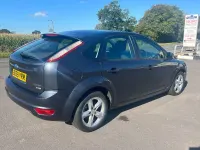Usado Ford Focus Zetec 2010 Cinzento Citadino
