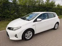 Used Toyota Auris Hybrid 136 HP (100 kW) 2013 White Hatchback