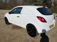 Used Vauxhall Corsa 95 HP (69 kW) 2013 White Hatchback