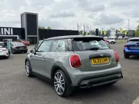 Usado Mini Cooper Exclusive 134 HP (98 kW) 2022 Cinzento Citadino